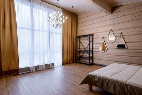 Фото русская баня с панорамными окнами и видом на реку в спальной комнате